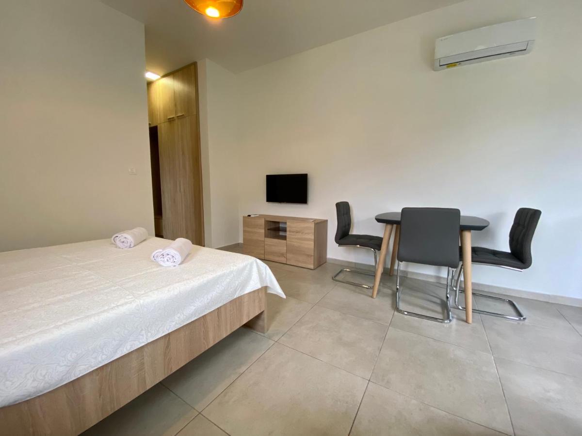 Villa Dolphin Apartments Petrovac Exteriör bild