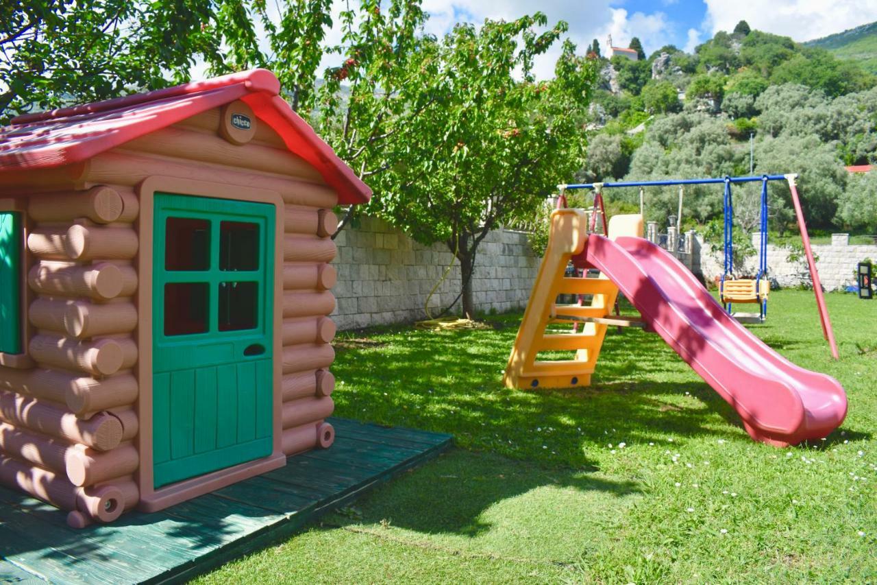 Villa Dolphin Apartments Petrovac Exteriör bild